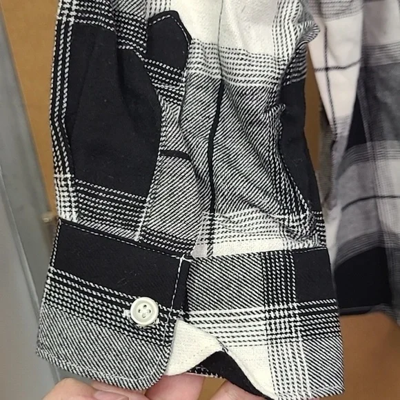 Old Navy Black and White Plaid Button Down The Boyfriend Shirt - Picture 4 of 8